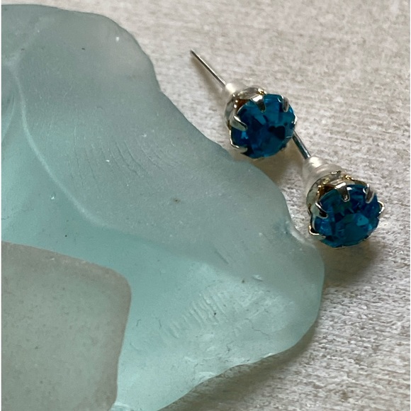 ๐Sale ๐2 for $10 NWOT December birthstone bright light blue post earrings - Picture 2 of 4